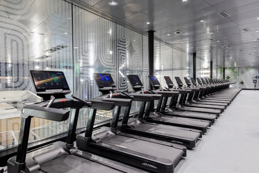 Caminadoras Eléctricas de Lujo: Cómo un Gym Life Fitness aumenta el valor del m²