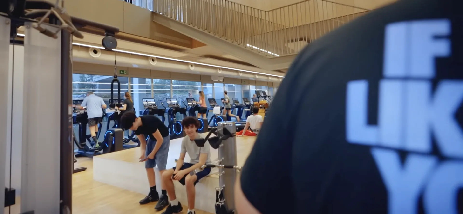 Maquinas para gimnasio corporativo en edificio mixto