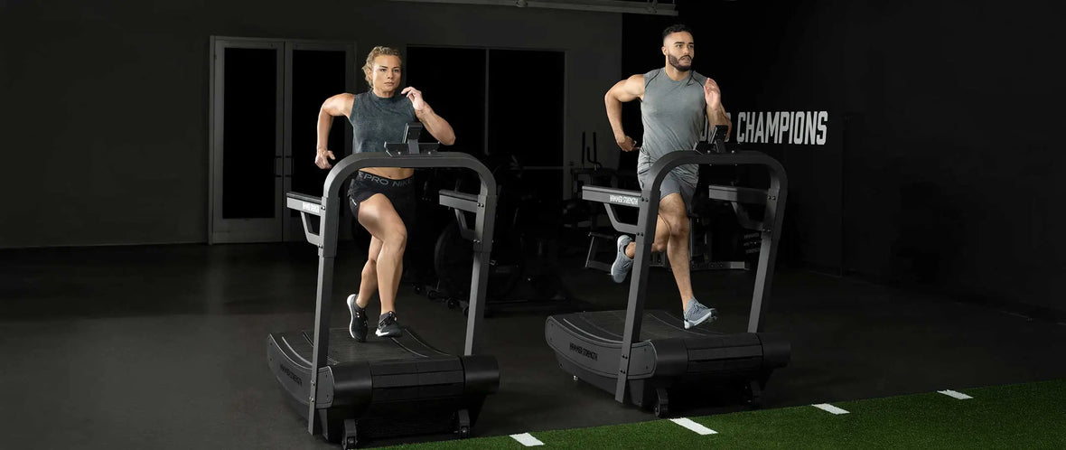 dos atletas fitness sobre caminadora Hammer Strength HD Tread