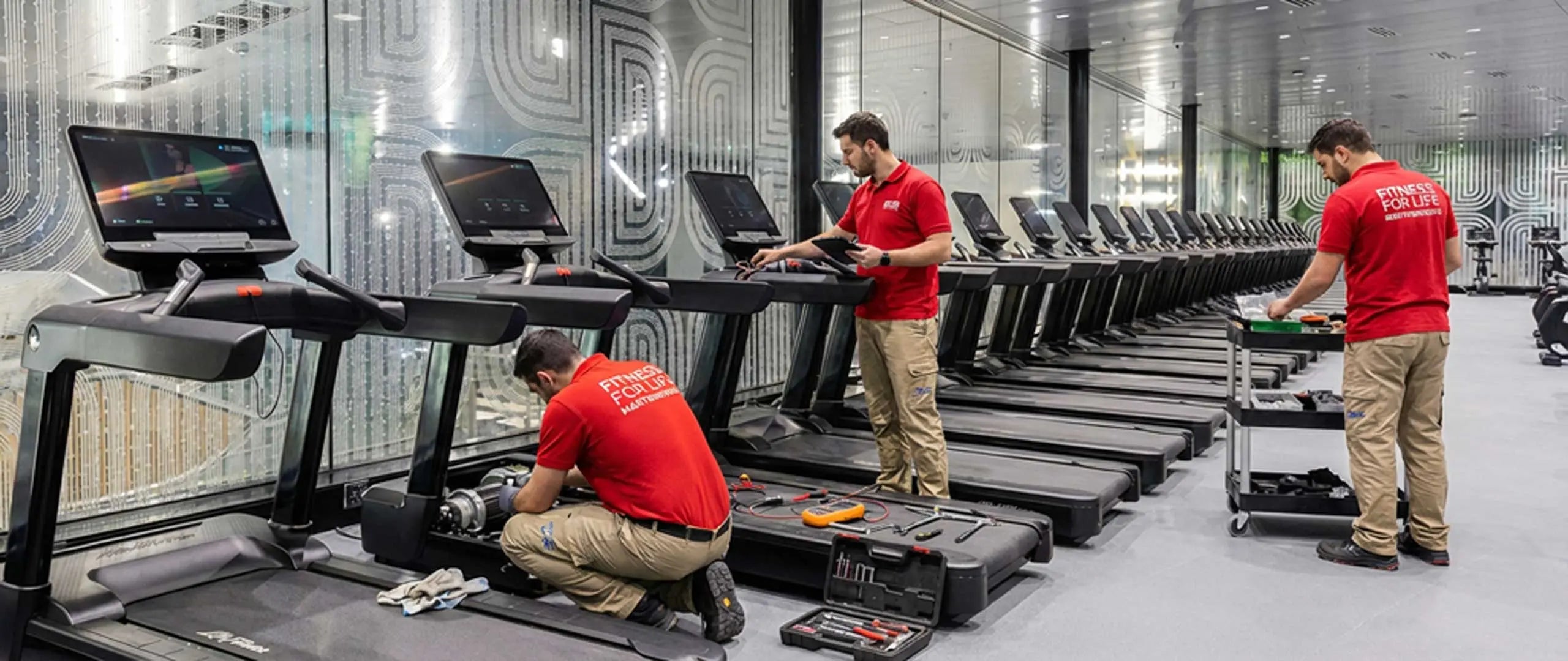 equipo-de-Mantenimiento-de-Caminadoras-Life-Fitness-for-life-en-secion-de-reparaciones-en-México