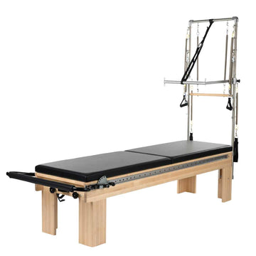 Cama de Pilates Clinical Reformer® de Fitness For Life Mexico, equipada con correas y rieles para ejercicios de Pilates.