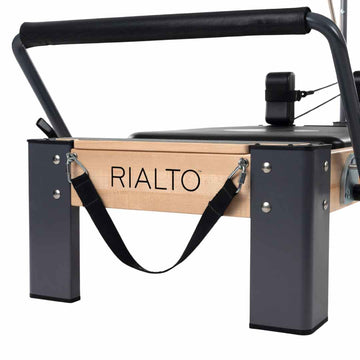 Cama de pilates Rialto® de la marca Balanced Body, diseñada para ejercicios de rehabilitación y entrenamiento de fuerza.