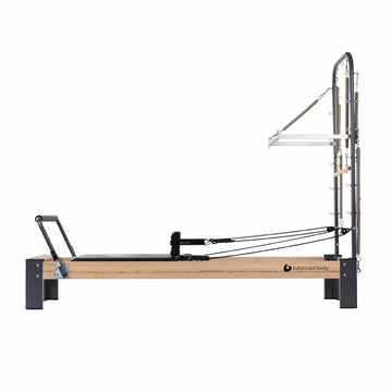 Cama de pilates Rialto® de Balanced Body, con estructura resistente y poleas para entrenamiento de Pilates.