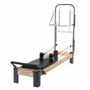 Cama de pilates Rialto® Reformer de Balanced Body, con estructura de madera y accesorios para ejercicios de Pilates.