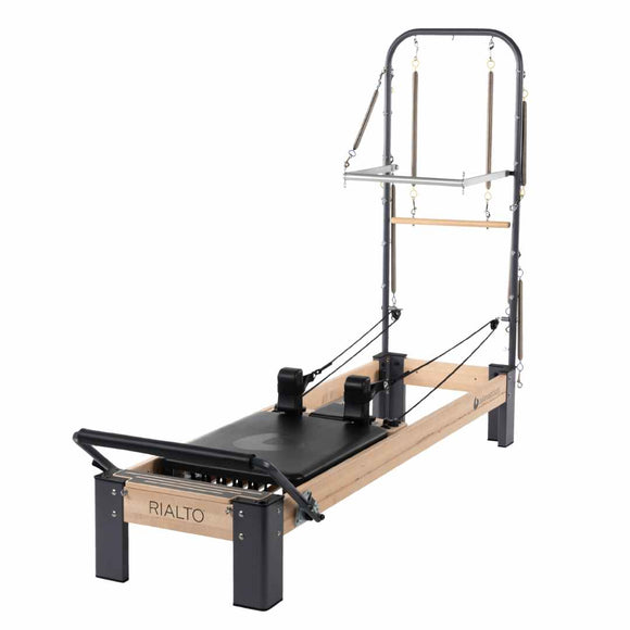 Cama de pilates Rialto® Reformer de Balanced Body, con estructura de madera y accesorios para ejercicios de Pilates.