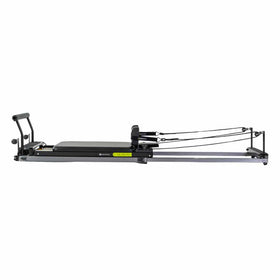 Cama de pilates Metro IQ® Reformer de Balanced Body, con estructura de madera y accesorios para ejercicio de Pilates.