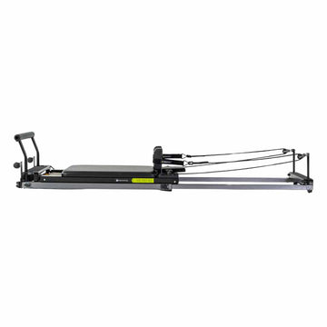 Cama de pilates Metro IQ® Reformer de Balanced Body, con estructura de madera y accesorios para ejercicio de Pilates.
