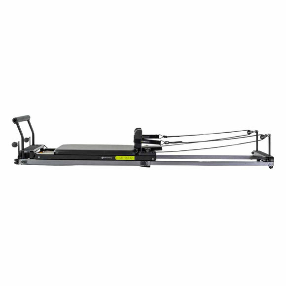 Cama de pilates Metro IQ® Reformer de Balanced Body, con estructura de madera y accesorios para ejercicio de Pilates.