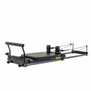 Cama de Pilates Metro IQ® Reformer de Balanced Body con estructura metálica y correas para entrenamiento de fuerza y flexibilidad.