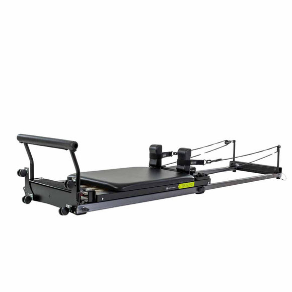 Cama de Pilates Metro IQ® Reformer de Balanced Body con estructura metálica y correas para entrenamiento de fuerza y flexibilidad.