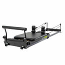 Reformer Metro IQ® de Balanced Body, cama de pilates con estructura resistente y accesorios para ejercicio físico.