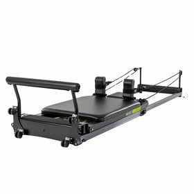 Reformer Metro IQ® de Balanced Body, cama de pilates con estructura resistente y accesorios para ejercicio físico.