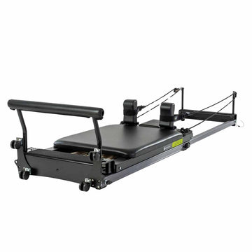 Reformer Metro IQ® de Balanced Body, cama de pilates con estructura resistente y accesorios para ejercicio físico.