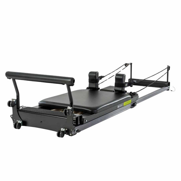 Reformer Metro IQ® de Balanced Body, cama de pilates con estructura resistente y accesorios para ejercicio físico.