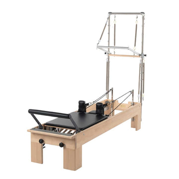 Cama de pilates Studio Reformer® con torre y mat de la marca Balanced Body, con estructura y accesorios visibles.