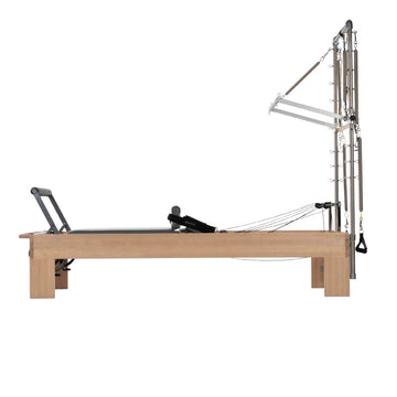 Cama de pilates Studio Reformer® con torre y mat de la marca Balanced Body, con estructura metálica y accesorios para ejercicio.