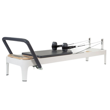 Cama de pilates Reformer Allegro® 2 de Balanced Body con estructura de madera y correas para entrenamiento de bajo impacto