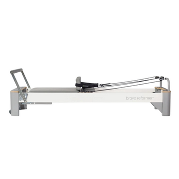 Cama de pilates Pilates Bravo Reformer® de Balanced Body con estructura y correas para ejercicio de bajo impacto.