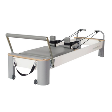 Cama de pilates Bravo Reformer de Balanced Body con estructura de madera y resortes para ejercicios de Pilates en casa.