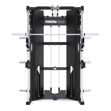 Entrenador todo en uno Force USA C10 para entrenamiento de fuerza con pesas, barras y accesorios en un equipo completo y funcional.