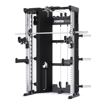 Entrenador todo en uno Force USA C10 para entrenamiento de fuerza con múltiples estaciones y pesas en una sola máquina.