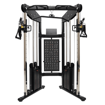 Entrenador funcional Force USA para entrenamiento de fuerza, con múltiples accesorios y estructura robusta para ejercicio completo.