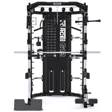 Entrenador todo en uno Force USA G12 para entrenamiento de fuerza con peso y accesorios en un gimnasio doméstico.