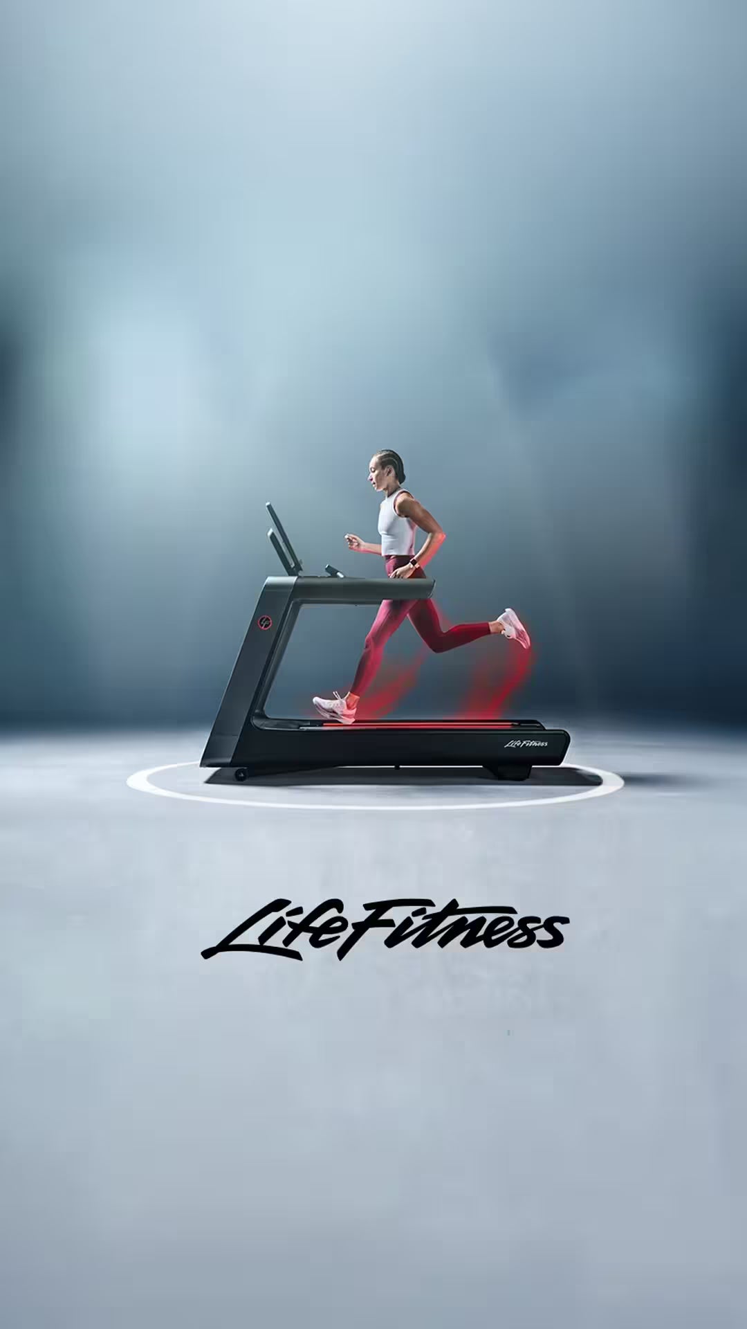 Mujer en cinta de correr electrica caminadora life fitness symbio runner life fitness mexico