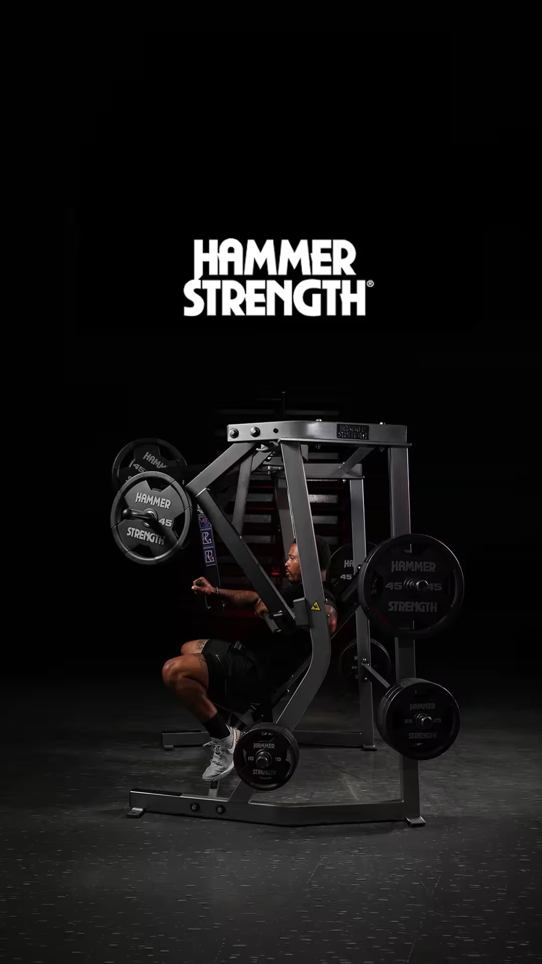 Hombre ejercitandoce en maquina de pesas hammer strength en mexico 1